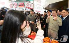 이재명, 증평 장뜰시장 찾아 엄지 척