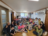 횡성 수백초교 학생들, 경로당 어르신에 어버이날 축하 꽃 전달
