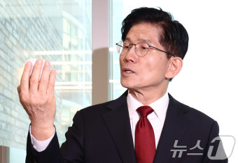 마우스 확인하는 김문수 후보