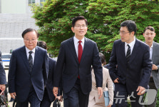 강변서재 도착한 김문수