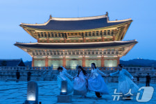 푸른 어둠 속 불 밝힌 경복궁