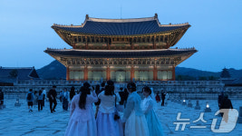 푸른 어둠 깔린 경복궁