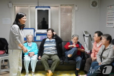 성북구, 관내 경로당에 스마트매니저 파견…유심 해킹 피해 예방한다