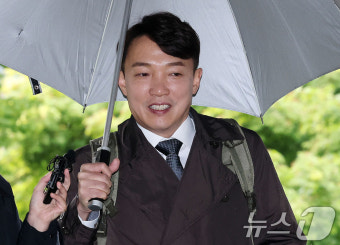 '딸 위장전입·리조트 접대 의혹' 이정섭 검사 첫 재판