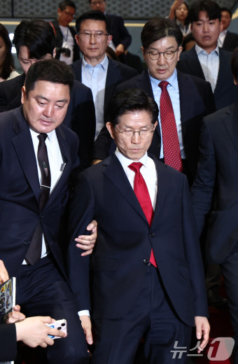 김문수 뒤따르는 권성동 원내대표