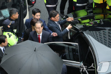 경호 속 당사 도착한 한덕수