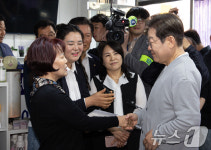 미용실 상인과 대화하는 이재명