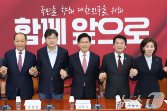 손맞잡은 김문수 후보와 공동선대위원장