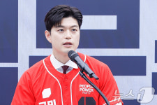 인사말하는 김용태