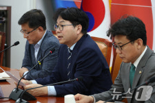 발언하는 이한주 민주당 총괄선거대책본부 정책본부장