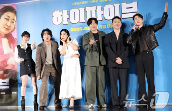 초능력 발사하는 '하이파이브' 주역들
