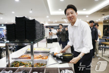 대학교 학생식당 찾은 이준석 후보