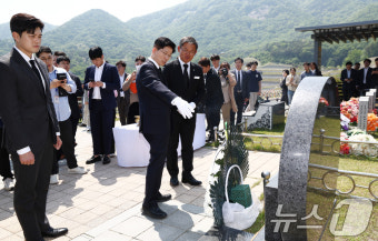 김용태 비대위원장 내정자와 참배하는 김문수 후보