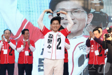 지지자들 향해 하트 그리는 김문수 후보