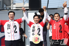 기호2번 모형 마패 목에 건 김문수 후보