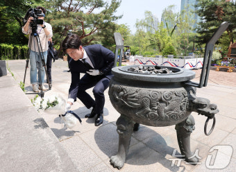 헌화하는 김용태 공동선대위원장
