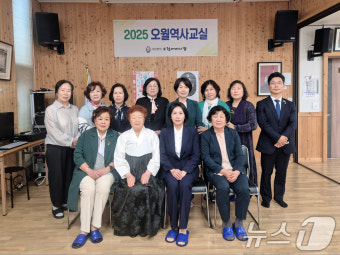 김혜경 여사, 오월어머니집 찾아 기념사진