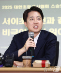 초등교사 간담회서 발언하는 이준석 후보