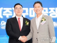 하이엠케이 구미공장 준공식서 악수하는 김장호 구미시장