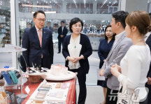 화장품 수출 활성화 위해 기업 방문한 박민수 2차관