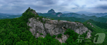 [포토]봄에 보는 마이산…짙어지는 녹음 속 신비로운 자태