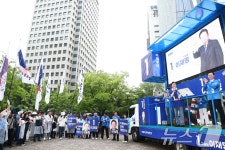 여의도 우체국 인근에서 지원 유세하는 박찬대 원내대표