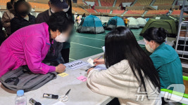 텐트 배정 받는 주민들