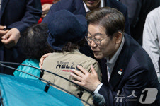 이재민 위로하는 이재명