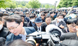 5·18묘역 들어가려는 안창호