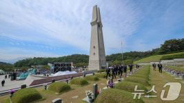 5.18 묘역 찾은 강정애 국가보훈부 장관