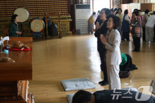 합장하는 설난영 여사