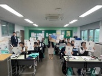 배움 열정 응원합니다 익산시, 시니어반에 확대 교과서 지원