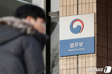 '검언유착 수사지휘' 이정현 검사-법무부, 징계사유 두고 공방