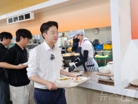 전남대 학생식당서 식판에 음식 받는 이준석