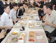 합석하시죠 전남대서 학식먹는 이준석