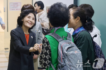 인사 나누는 설난영 여사