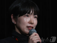 칸영화제, 무대 인사하는 ‘안경’ 정유미 감독칸 국제영화제