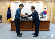 김석준 부산시교육감, 우암초 통학로 안전 지킨 경찰관에 감사장