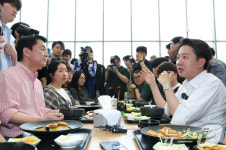 가천대 학생식당에서 만난 이준석 후보와 안철수 의원