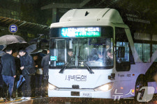서울 지하철 1~8선 첫차 5시로 앞당긴다…새벽 자율주행버스도 확대