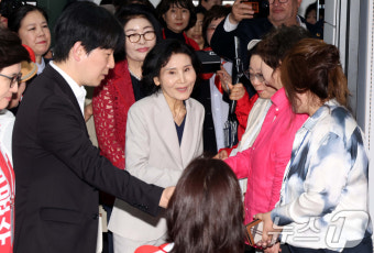 인사 나누는 설난영 여사