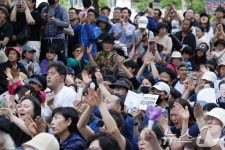 이재명 유세 지켜보는 인천시민들
