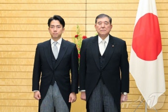 [포토] 나란히 선 이시바 총리과 고이즈미 신임 농림 수산상