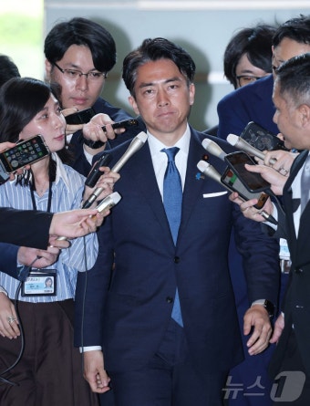[포토] 취재진 만나는 고이즈미 일본 신임 농림 수산상