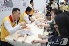 영유아 응급처치법 배우는 부모