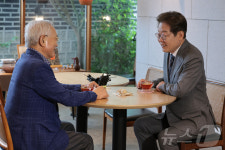 송기인 신부와 차담하는 이재명 후보
