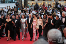 칸 영화제 레드카펫 밟는