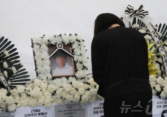 제주 교사 사망 사흘째…추모 물결