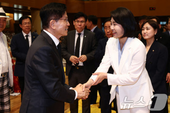 구인사 행사서 만난 김문수·김혜경