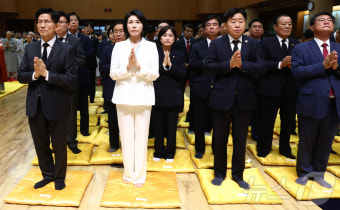 상월원각대조사 51주기 열반대재 참석한 김문수·김혜경